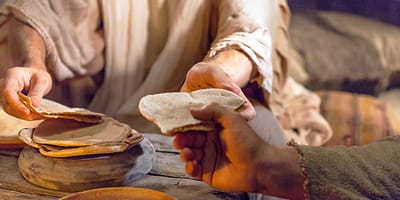 أنا الخُبزُ الذي نزَلَ مِنَ السَّماءِ