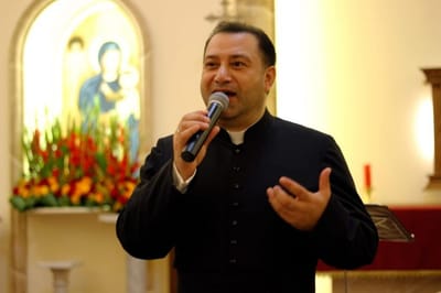 "ناطرينك" ترنيمة ميلادية جديدة للأب جان عقيقي