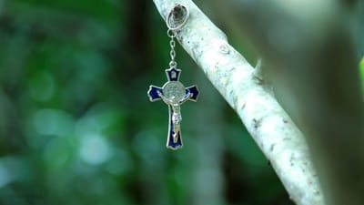 بِالإِيْمانِ أُوحِيَ إِلى نُوحٍ بِأُمُورٍ لَمْ تَكُنْ بَعْدُ مَرْئِيَّة