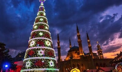 بالصورة... إحراق شجرة الميلاد !