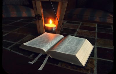 لا تَنْقَادُوا لِتَعَالِيمَ مُتَنَوِّعَةٍ وغَرِيبَة