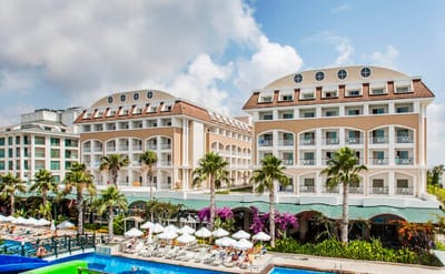 ثق أنه يغلق باباً لكي يفتح طريقاً