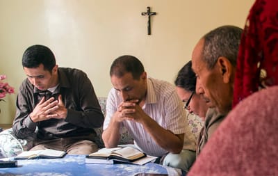 والكَنيسَةُ الَّتي تَجْتَمِعُ في بَيْتِهِمَا