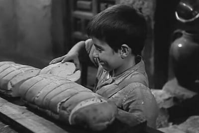 الطفل الذي يطعم تمثال السيد المسيح وتمثال المسيح يمدّ يده له ويحدّثه... مشهد أكثر من رائع