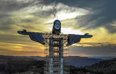 قرية في البرازيل تبني ثالث أكبر تمثال للمسيح في العالم.. !