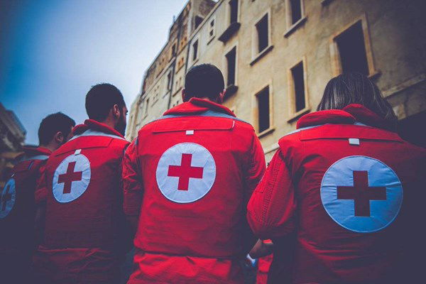 رسالة مبكية من مسعف بالصليب الأحمر إلى اللبنانيين