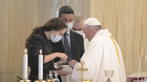 إرادة رسولية للبابا فرنسيس حول منح خدمة القارئ والمعاون في خدمة المذبح للنساء