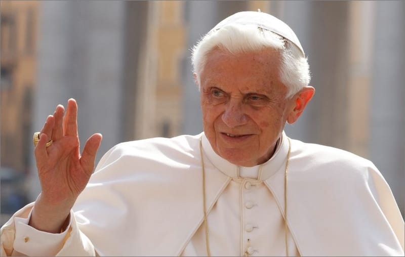 الجرعة الأولى من لقاح covid-19 (البابا فرنسيس والبابا الفخري بندكتس)