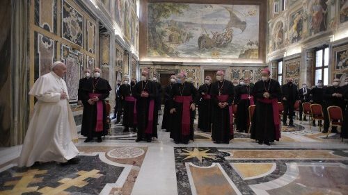 البابا فرنسيس : التعليم المسيحي هو صدى كلمة الله وموجتها الممتدة لحمل فرح الإنجيل إلى الحياة