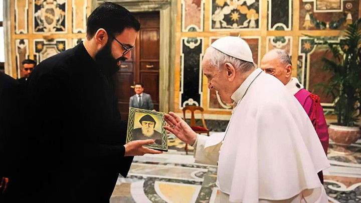 الأب جورج بريدي يقدّم صورة مار شربل للبابا فرنسيس ويطلب صلاته للبنان