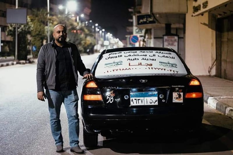 شاب قبطي يتبرّع لتوصيل مرضى السرطان للمستشفى في الأقصر مجاناً!