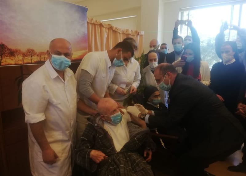 الأب جان يوسف البستاني البالغ من العمر 88 عاماً أول كاهن يتلقى لقاح كورونا في لبنان