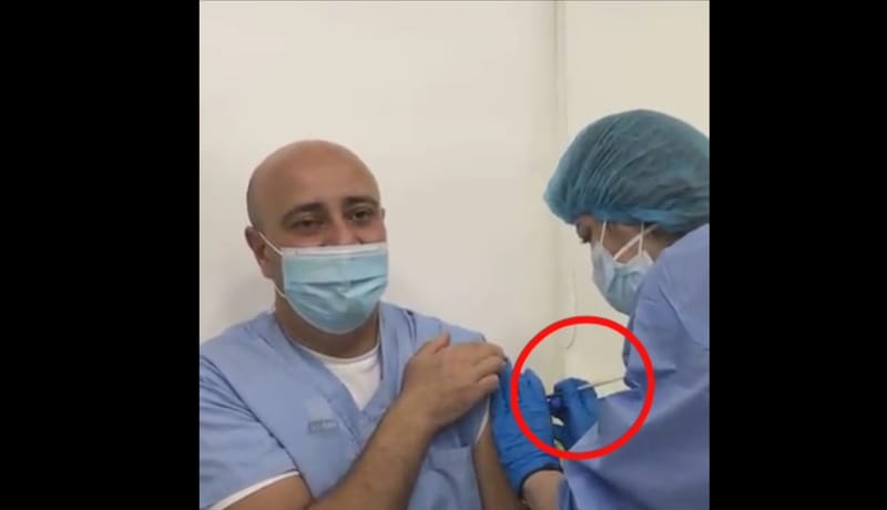 فيديو لطبيب بمستشفى الحريري يثير ضجة... هل فعلاً تلقى اللقاح؟
