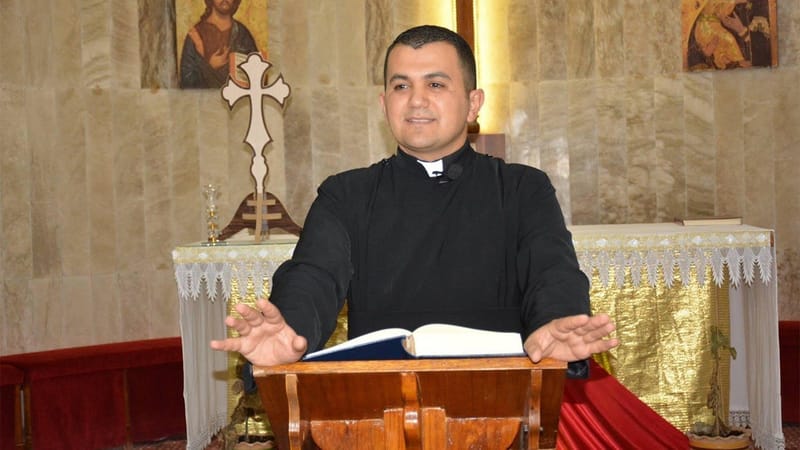 بالفيديو... كاهن يرقص على الطريق فرحاً !!!