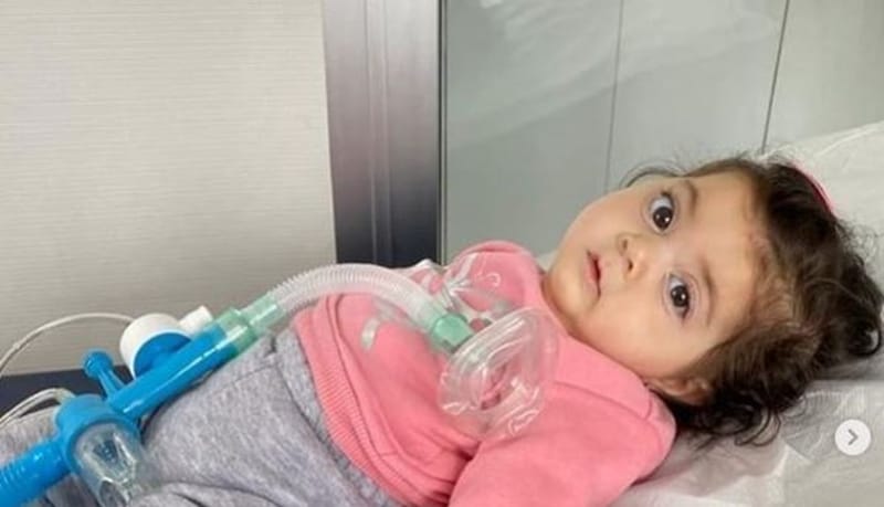 مليونا دولار تكلفة علاج الطفلة ميلا... من يسمع صرخة أمها وحرقتها؟ (فيديو)
