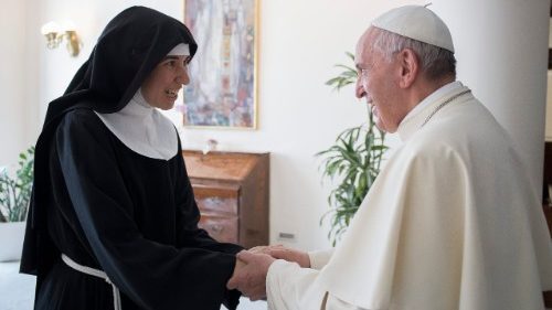 البابا فرنسيس يستقبل راهبات الكلاريس