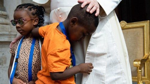 عناق البابا فرنسيس لأطفال مهاجرين