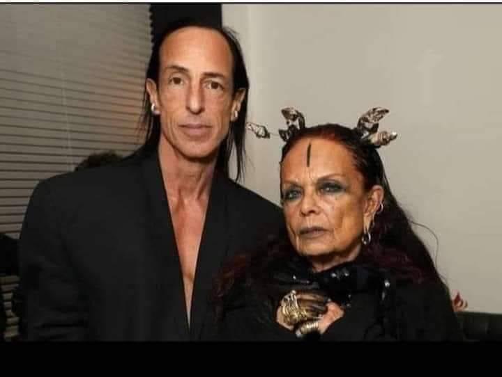 الجينز الممزّق.. من وراءه؟