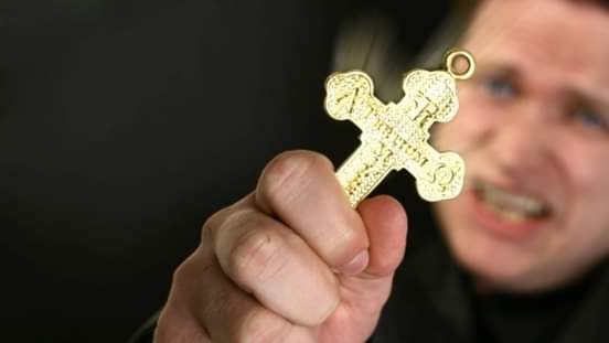 لا تأخذ أحدًا لعند الكاهن الذي يقسّم على الشياطين!