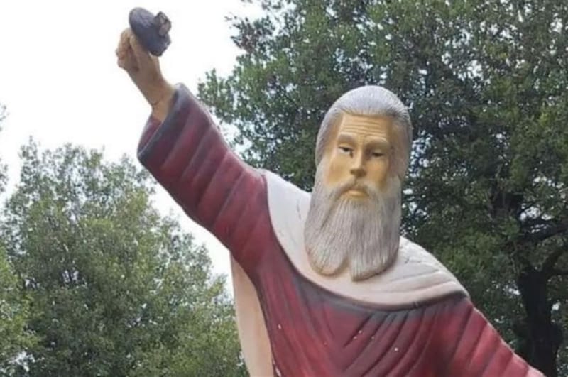 بالصور - تحطيم تماثيل في كنيسة سيدة الميدان في عين البلدة - جبيل