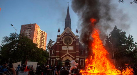 الحقيقة النّاصعة وراء إحراق كنيسة سانتياغو