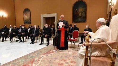 البابا فرنسيس يستقبل الفنانين المشاركين في الحفل الموسيقي بمناسبة عيد الميلاد