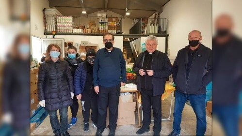 البابا فرنسيس يقدّم كمامات وأدوية للفقراء في سيينا