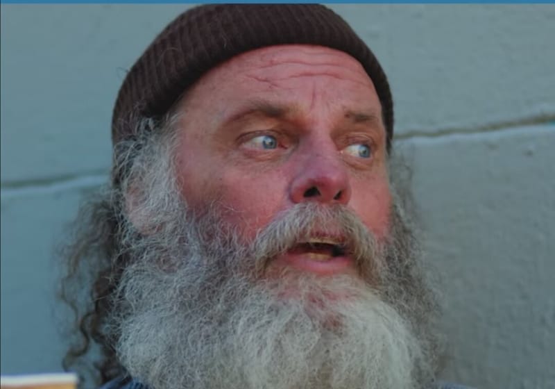 بالفيديو... رجل بلا مأوى يجد خاتم زواج إمرأة، نهاية الفيديو صادمة!!!