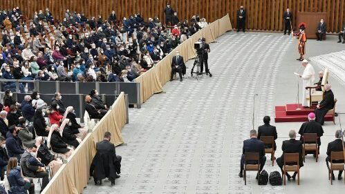 البابا يلتقي الموظفين في دولة حاضرة الفاتيكان لتبادل التهاني بعيد الميلاد المجيد