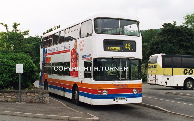 Stagecoach Red & White 869 AVK 166V.