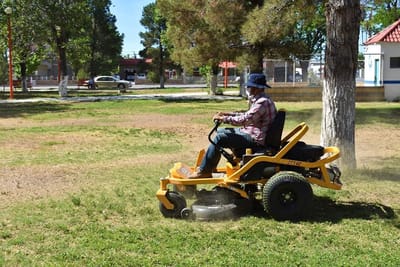 CON UNA NUEVA TÉCNICA Y MAQUINARIA INICIA PRESIDENCIA TRABAJOS DE LIMPIEZA EN PARQUES Y JARDINES