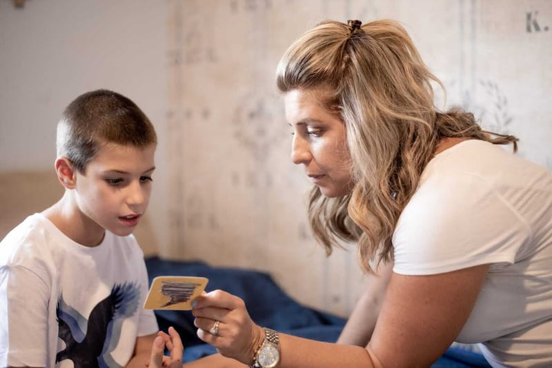 האם, מתי ואיך לספר לילד.ה על האוטיזם שלו.ה | שרון כליף חסון ודליה ארוסי