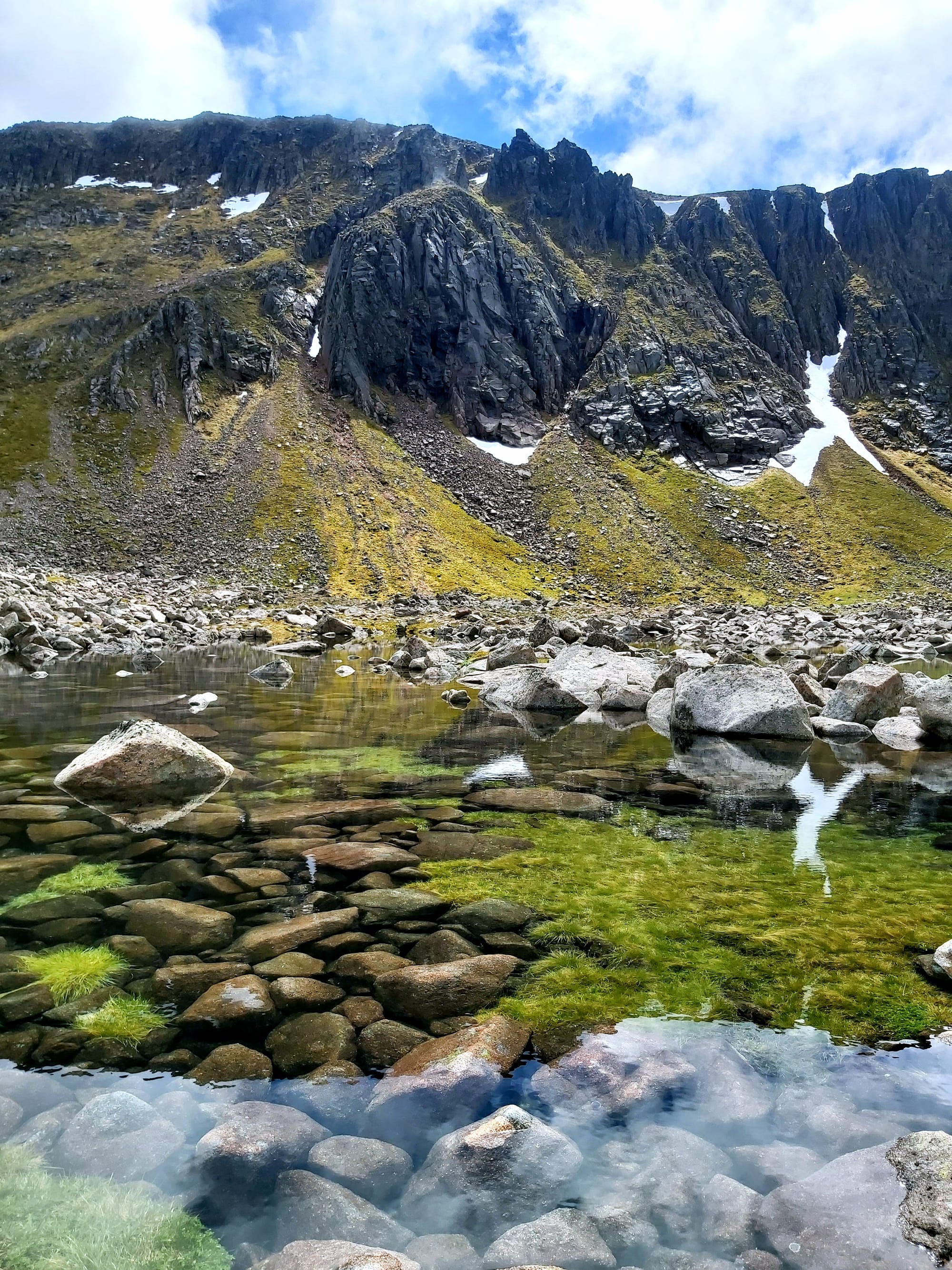 Coire an t-Sneachda lochans