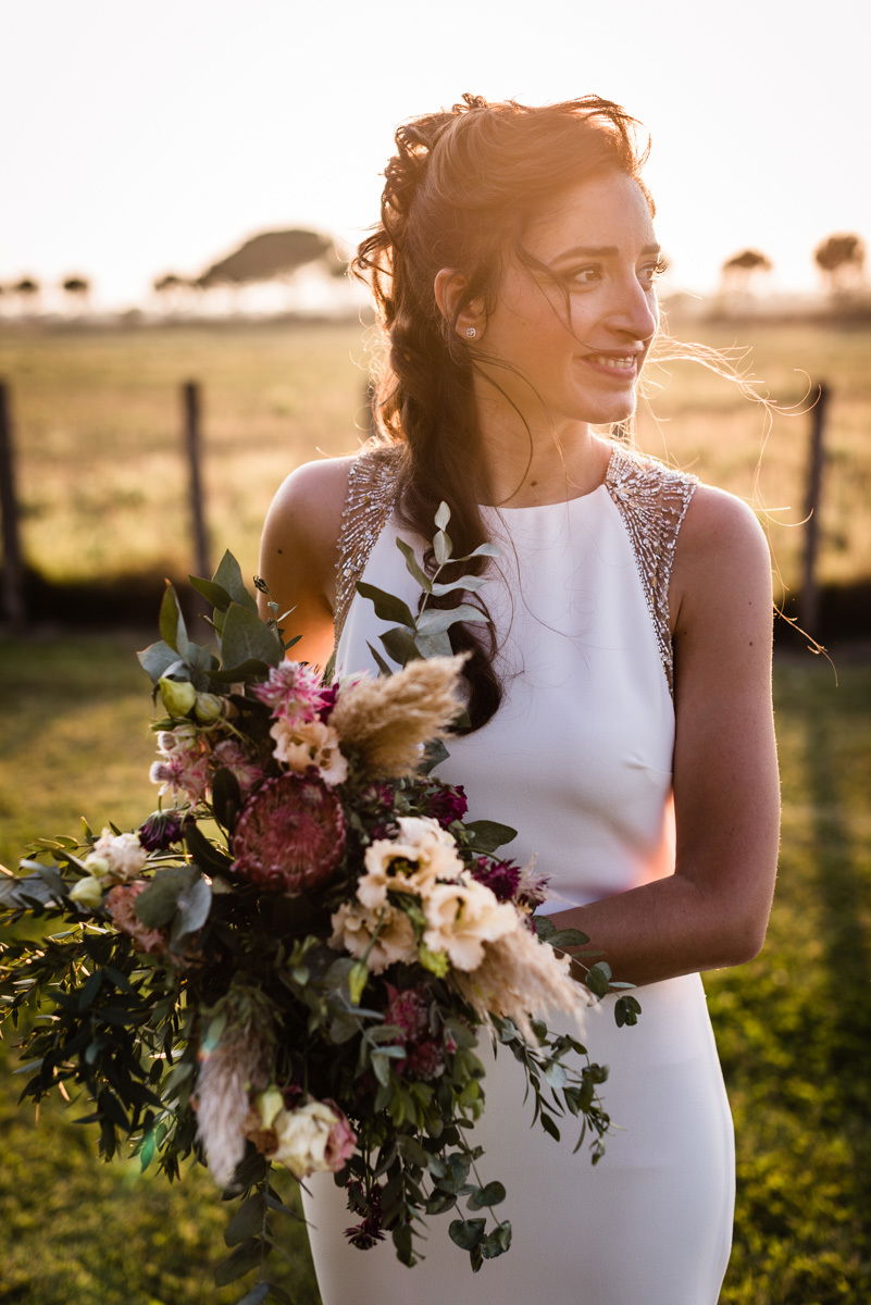 Coiffure mariage boucles et fleur bohème chic