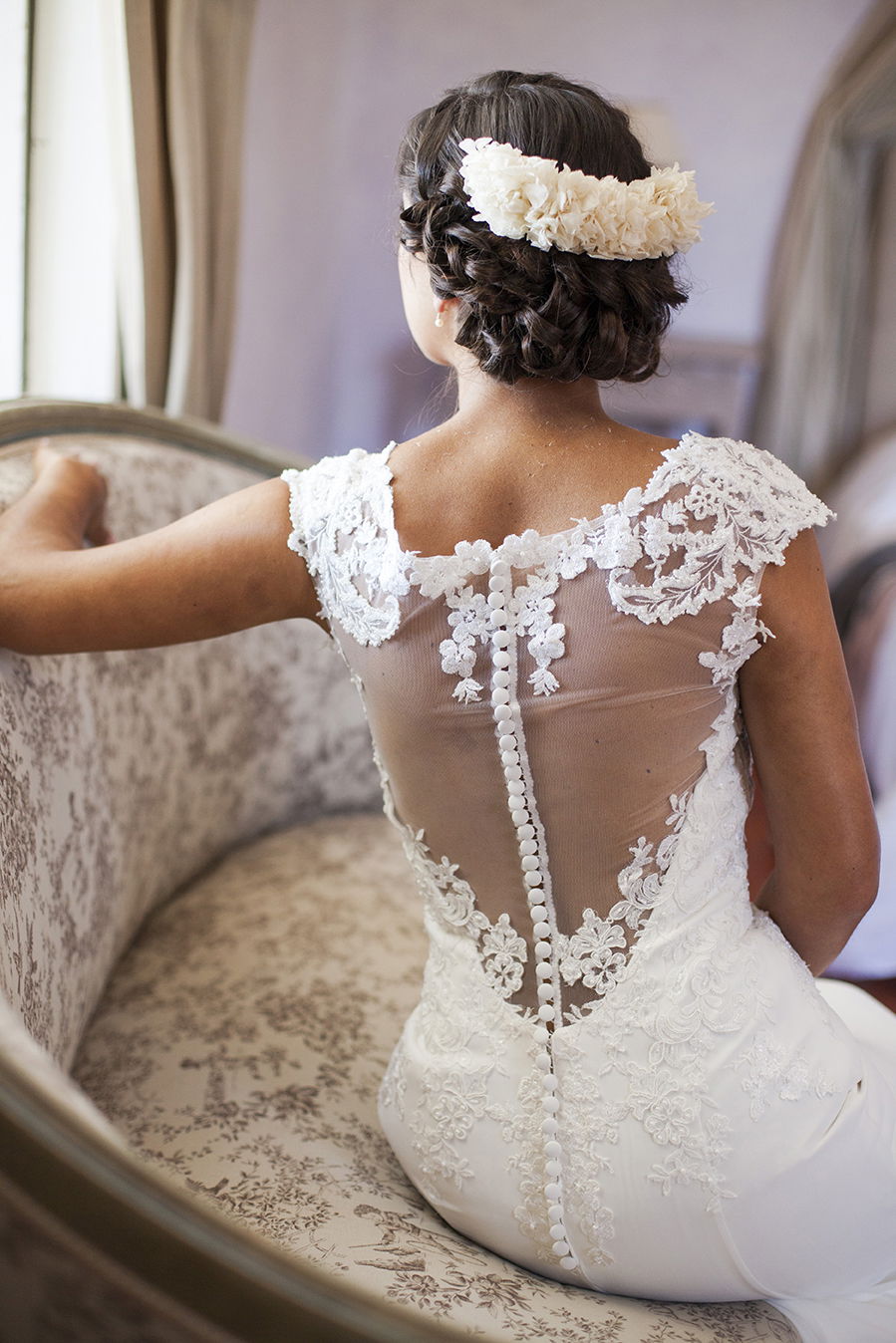 Coiffure mariée chignon princesse glamour avec demi couronne de fleurs