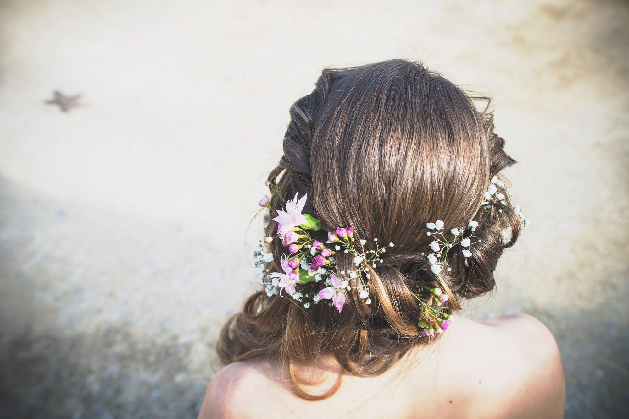 Coiffure mariage wavy et attache flou sur le coté