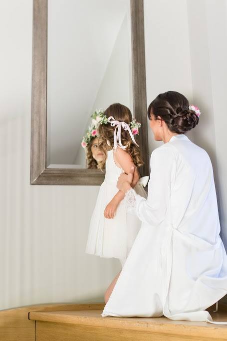 Coiffure mariage chignon bas glamour orné de fleurs