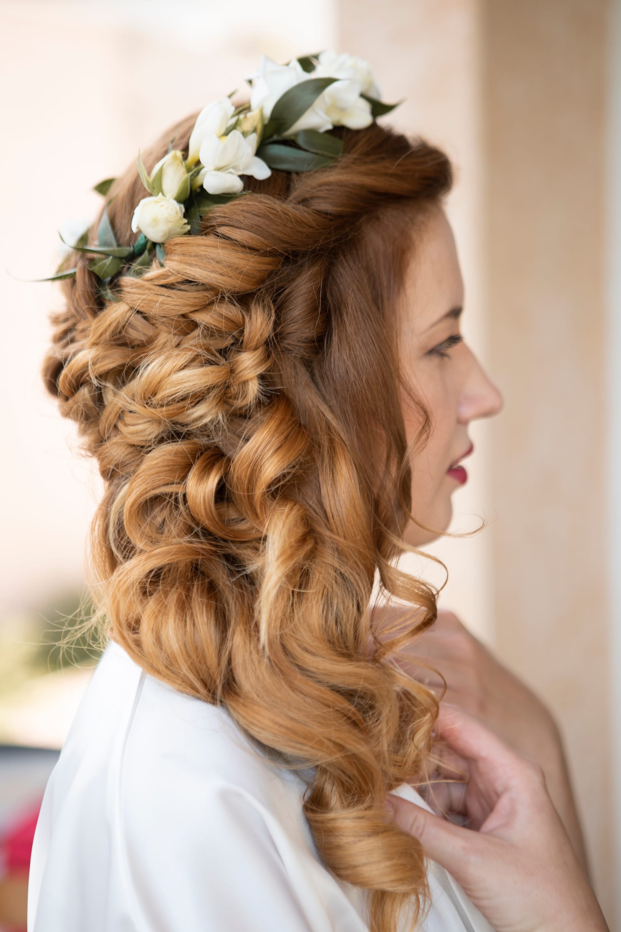 Coiffure et maquillage mariée bohème chic avec couronne de fleurs