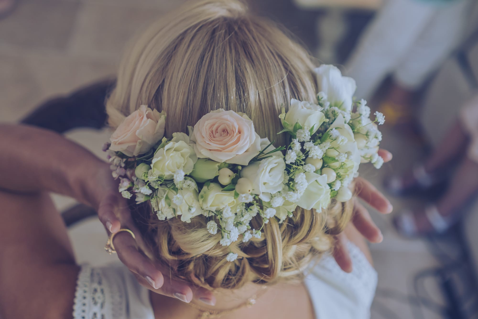 Chignon bas mariée princesse et couronne de fleurs