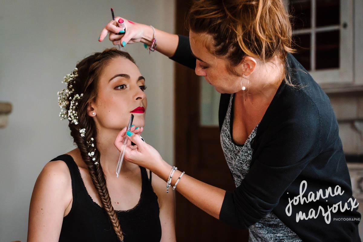 Maquillage et coiffure bohème, bouche coloré et gypsophile