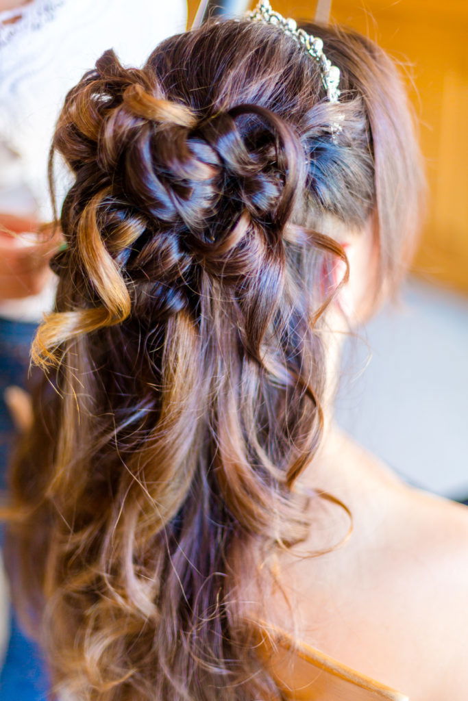 Chignon mariage wavy et attache demi queue