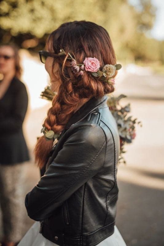 Coiffure mariage sur le coté, tresse et barrette de fleurs, style bohème rock