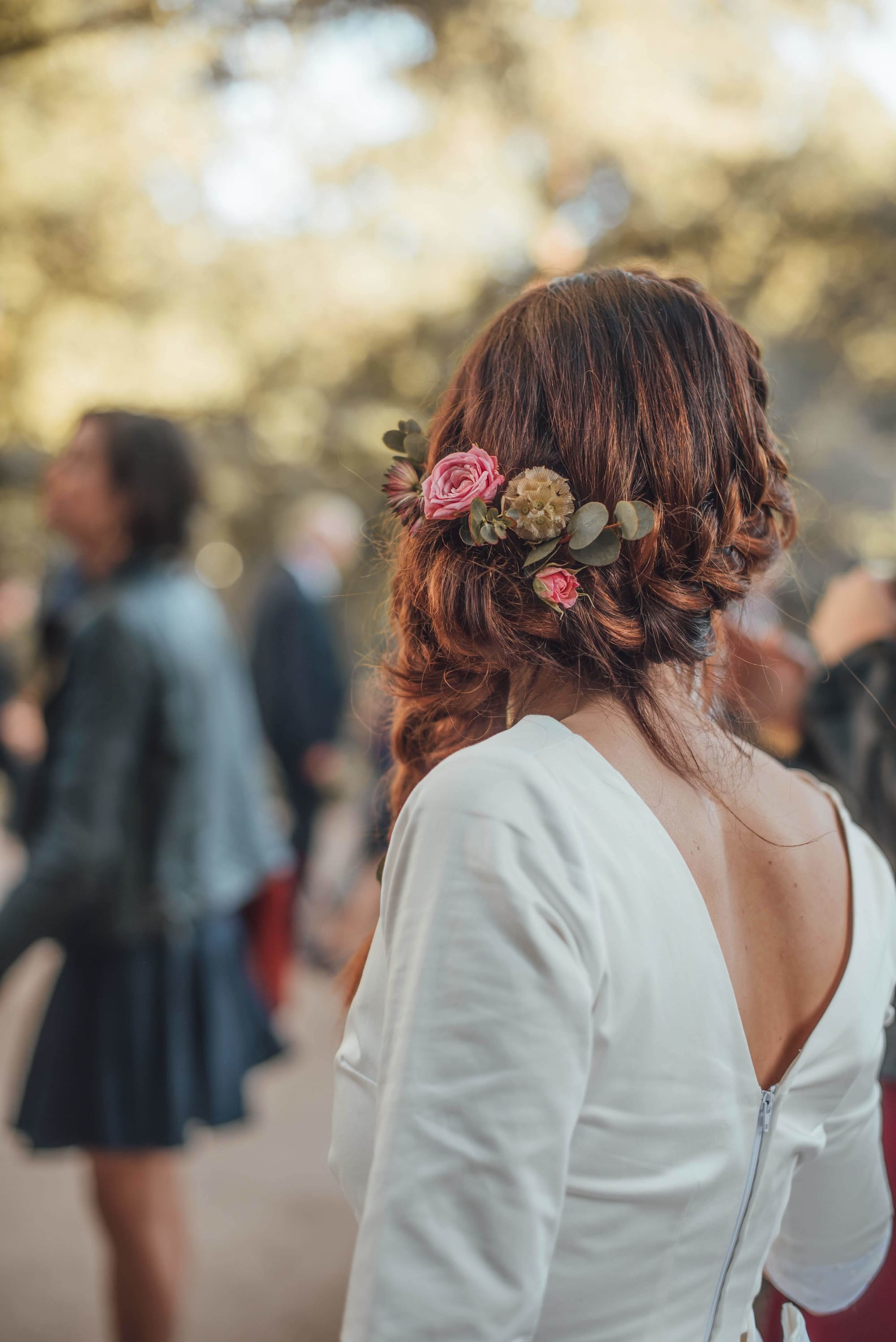 Coiffure mariage sur le coté, tresse et barrette de fleur style bohéme