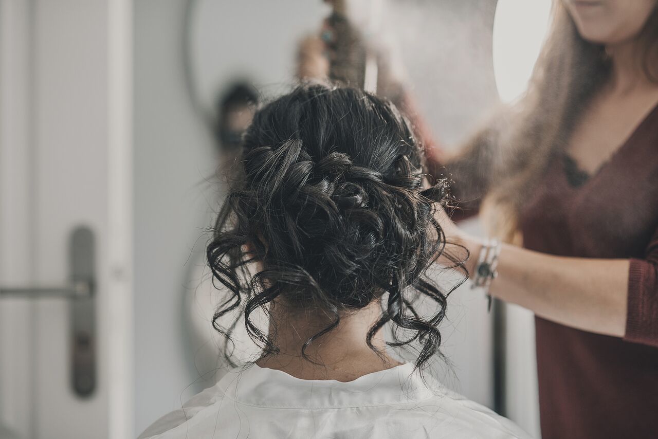 Coiffure mariage en chignon bas déstructuré