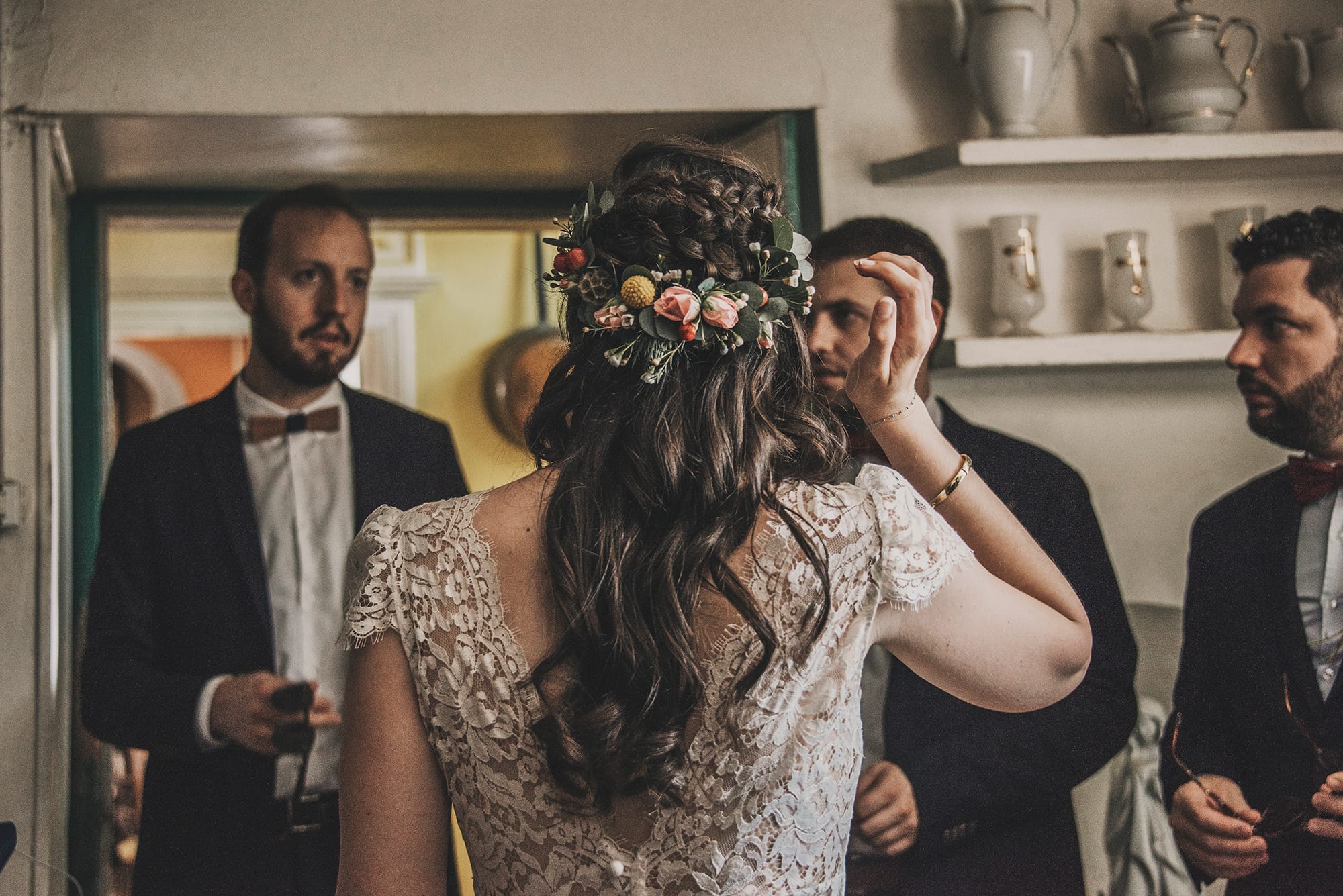 Coiffure mariage wavy et demi couronne de fleurs style champêtre chic