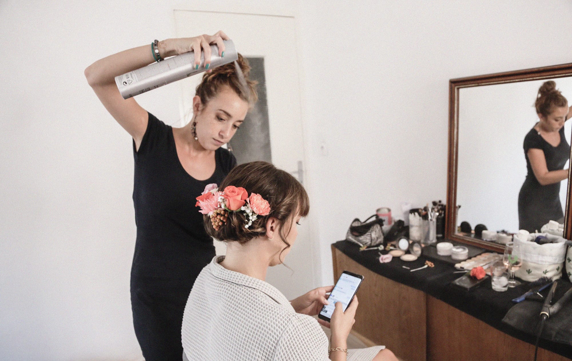 Coiffure mariage chignon bas romantique et chic avec demi couronne de fleurs