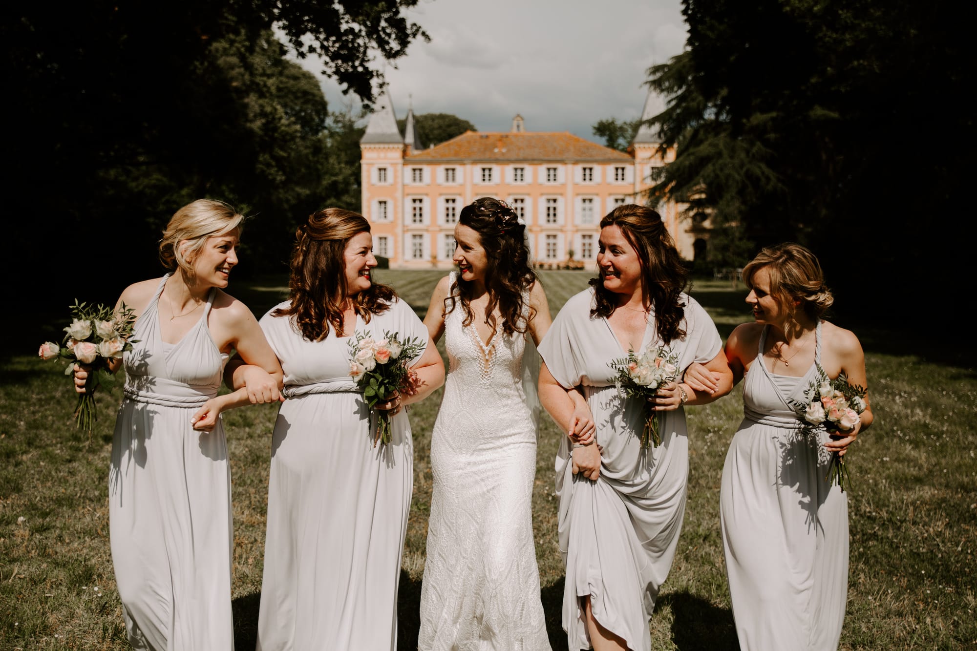 Coiffure et maquillage mariée et demoiselle d'honneur, style glamour et chic