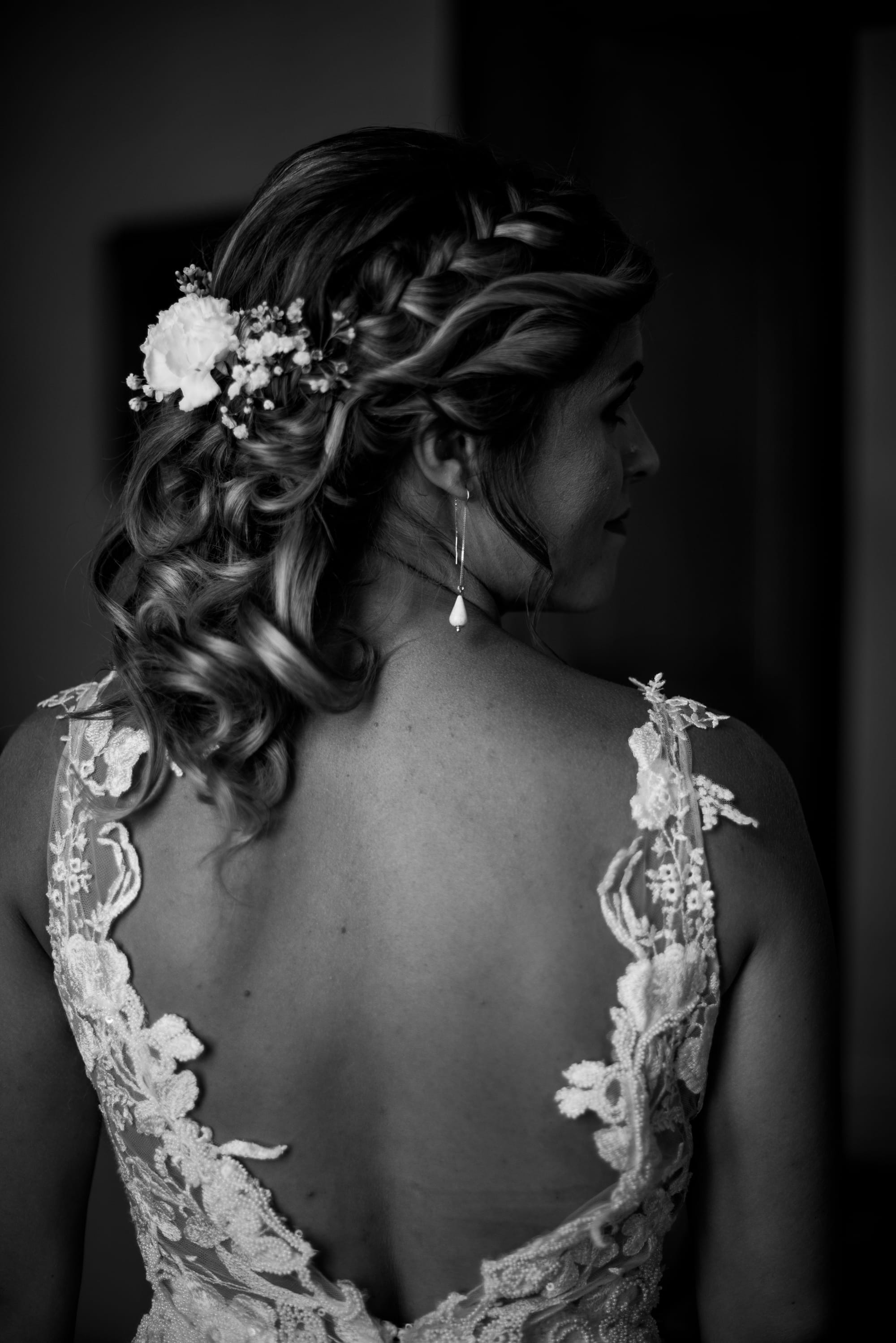 Coiffure mariage romantique, chignon bas lâché, tresse et fleurs