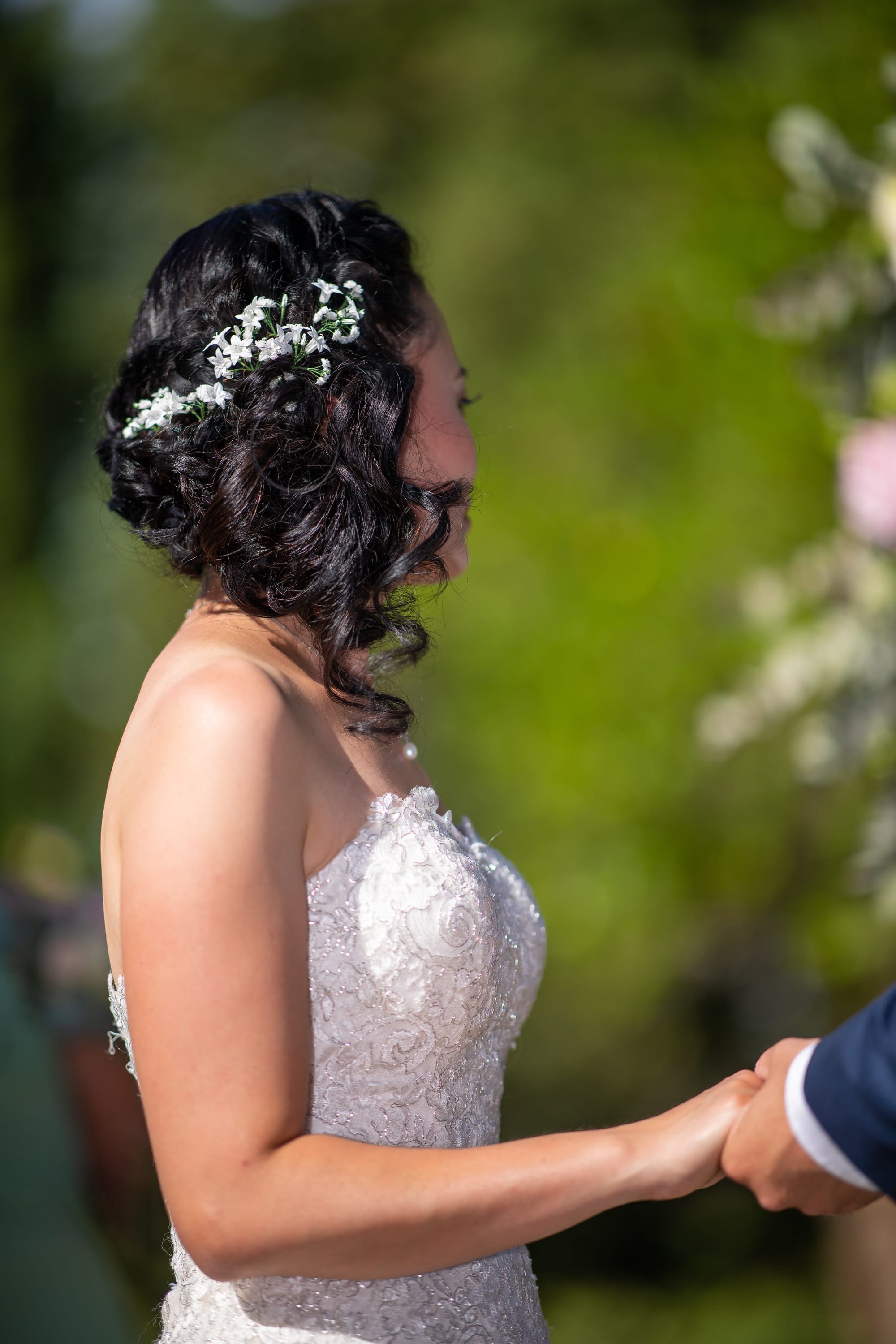 Coiffure mariage chignon bas wavy et lâché romantique chic