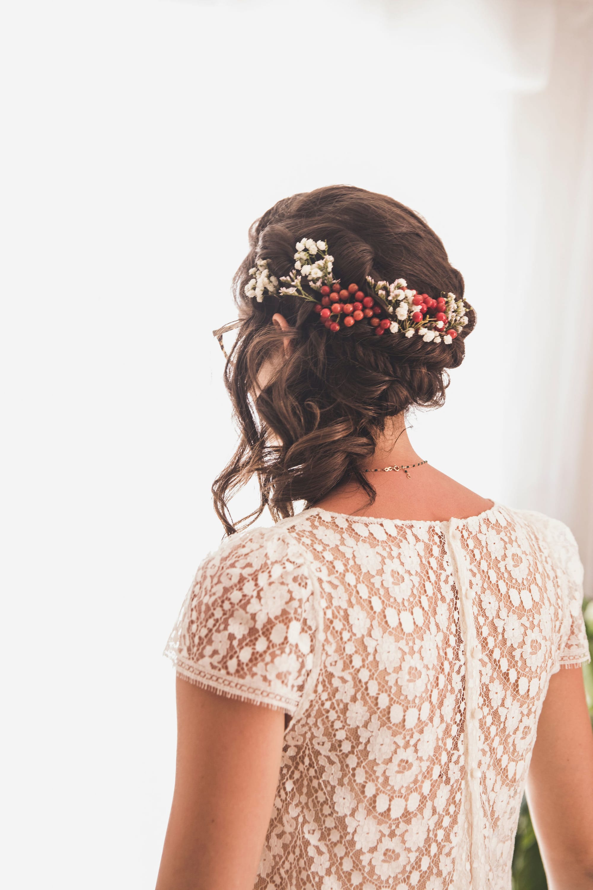 Coiffure mariage bohème chic,  wavy et chignon bas